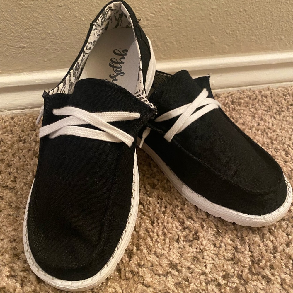 Get these black and white boat shoes for a steal! Size 10
